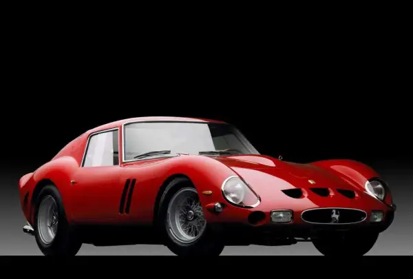Klasyczny, czerwony włoski samochód sportowy Ferrari 250 GTO z lat 60. na czarnym tle.